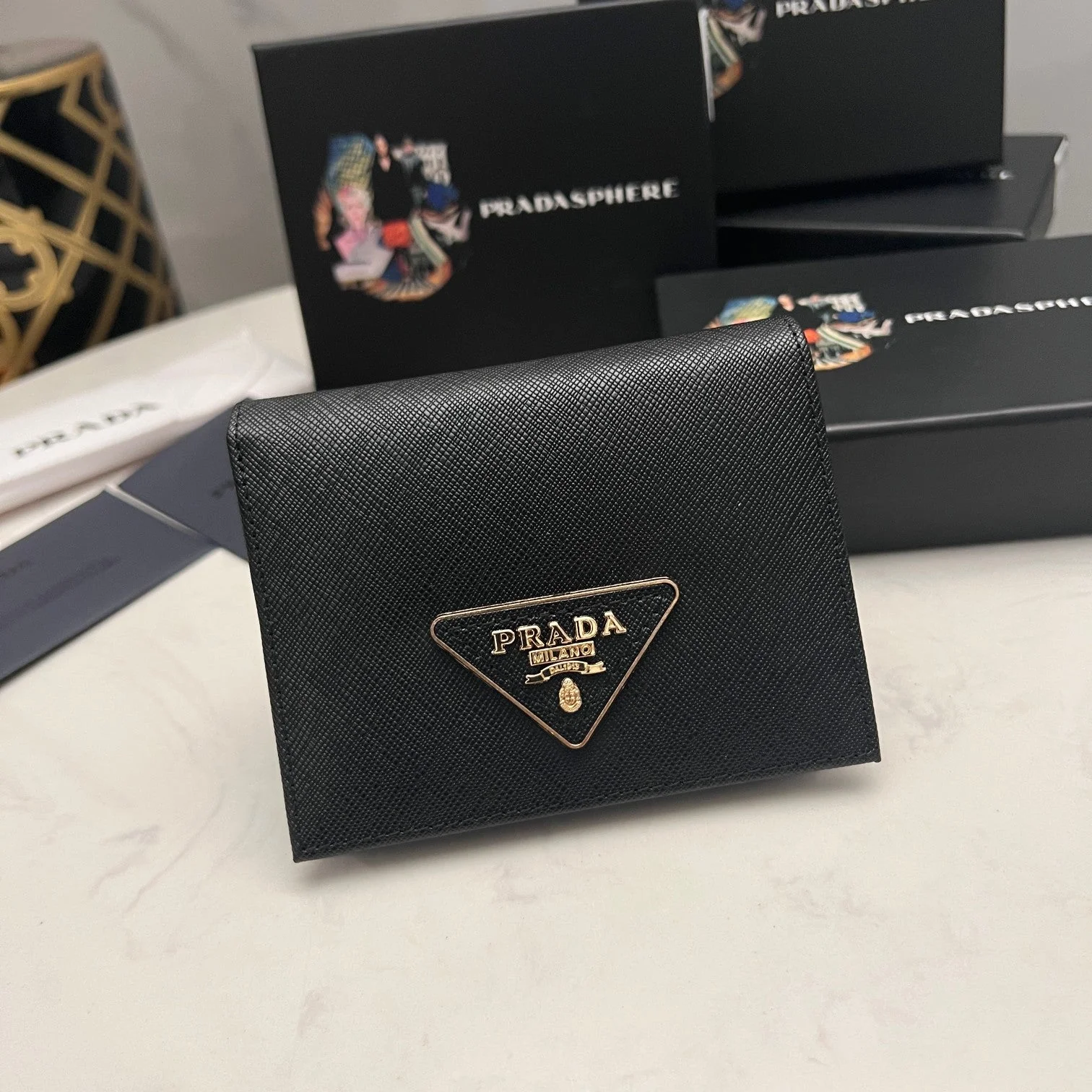 [Prada] Triangle logo coin purse made with Saffiano leather, available in limited spring colors.