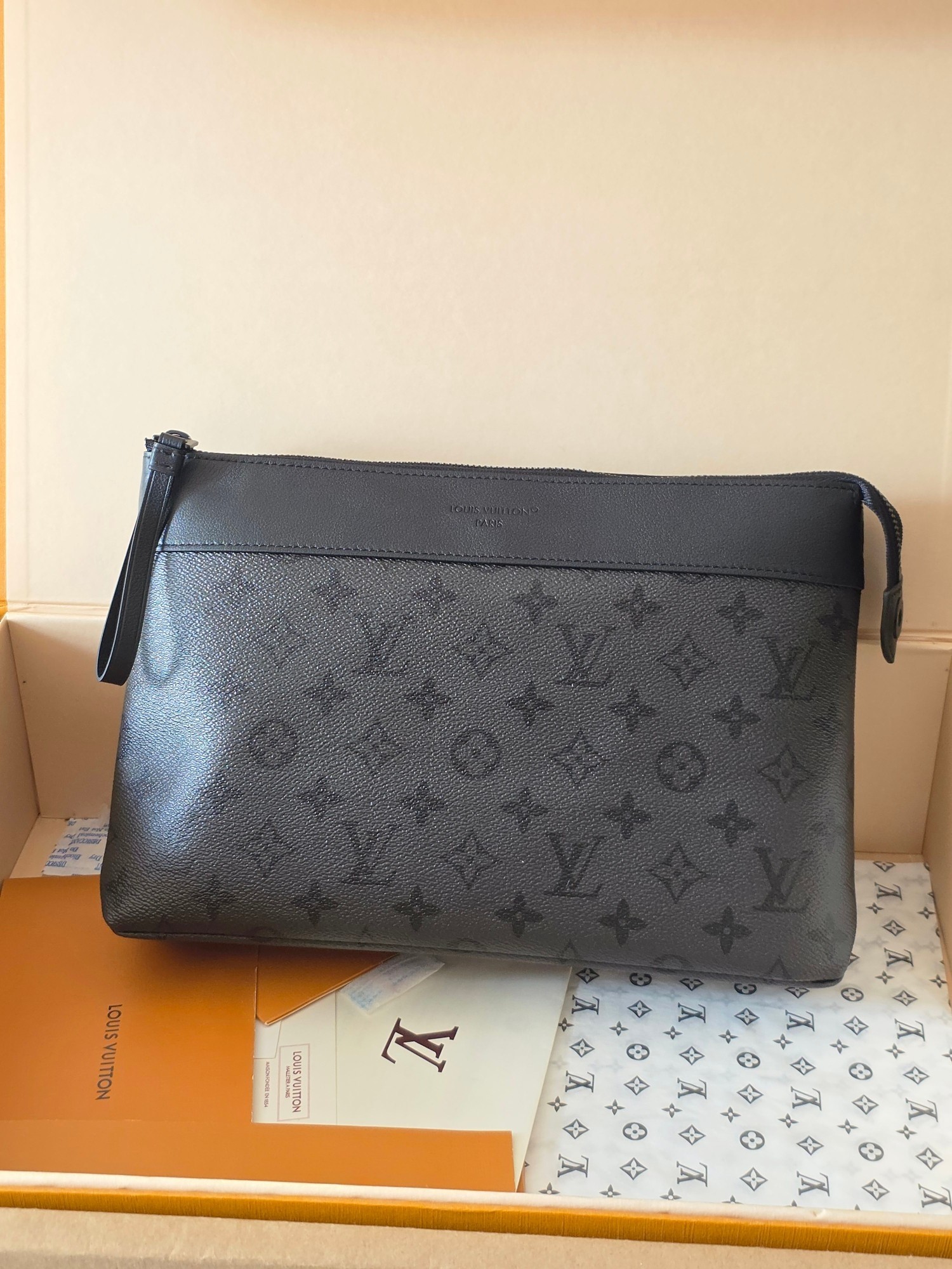 LV Pochette Voyage Souple Clutch bag M26741 Size：27x21x3cm