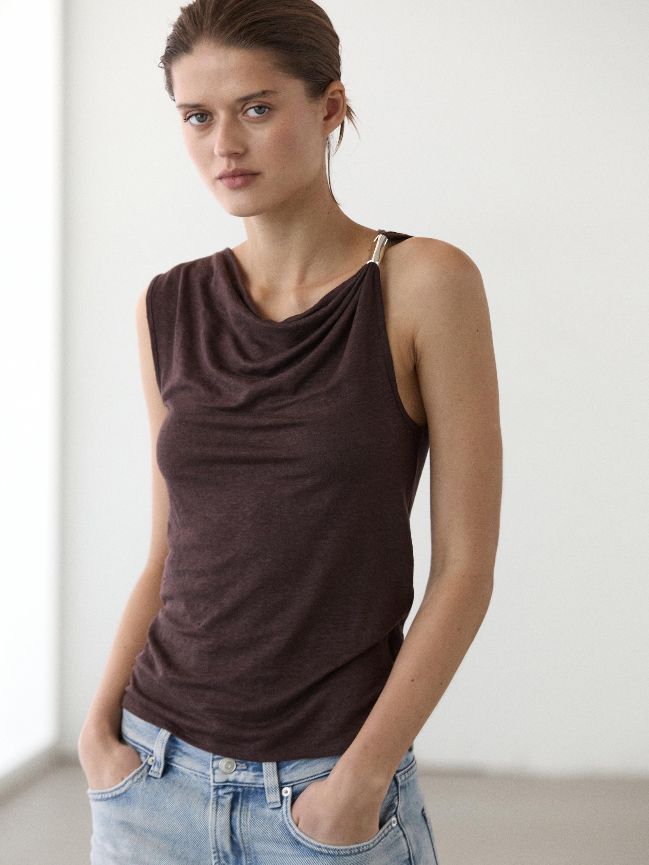 Top cuello drapeado detalle joya