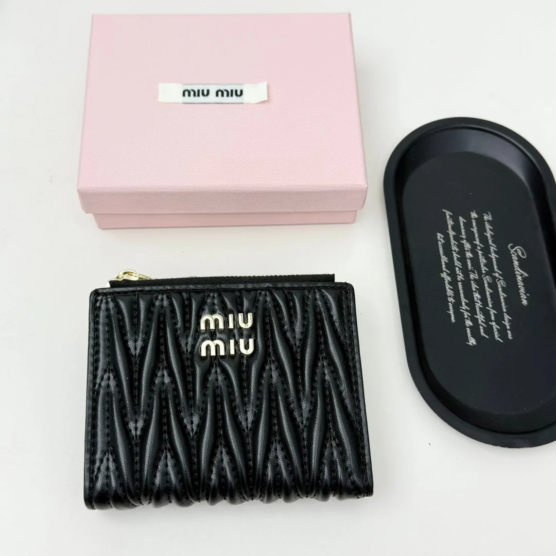 [Miu Miu] Three colors of practical and exquisite short wallets perfect for spring and summer.