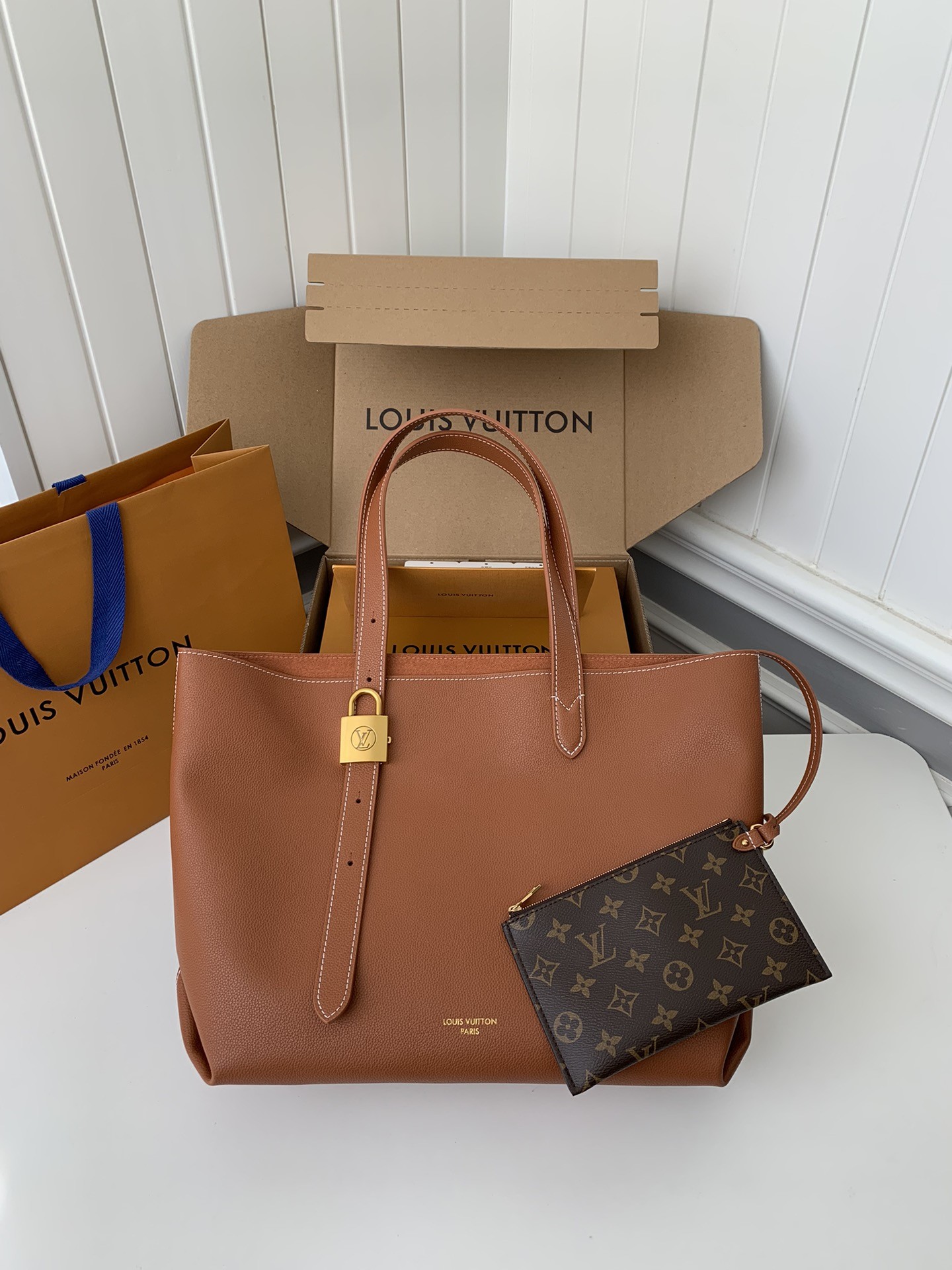 LV Low Key Cabas Mid -number Handbag M25343  Size: 30*14*47cm