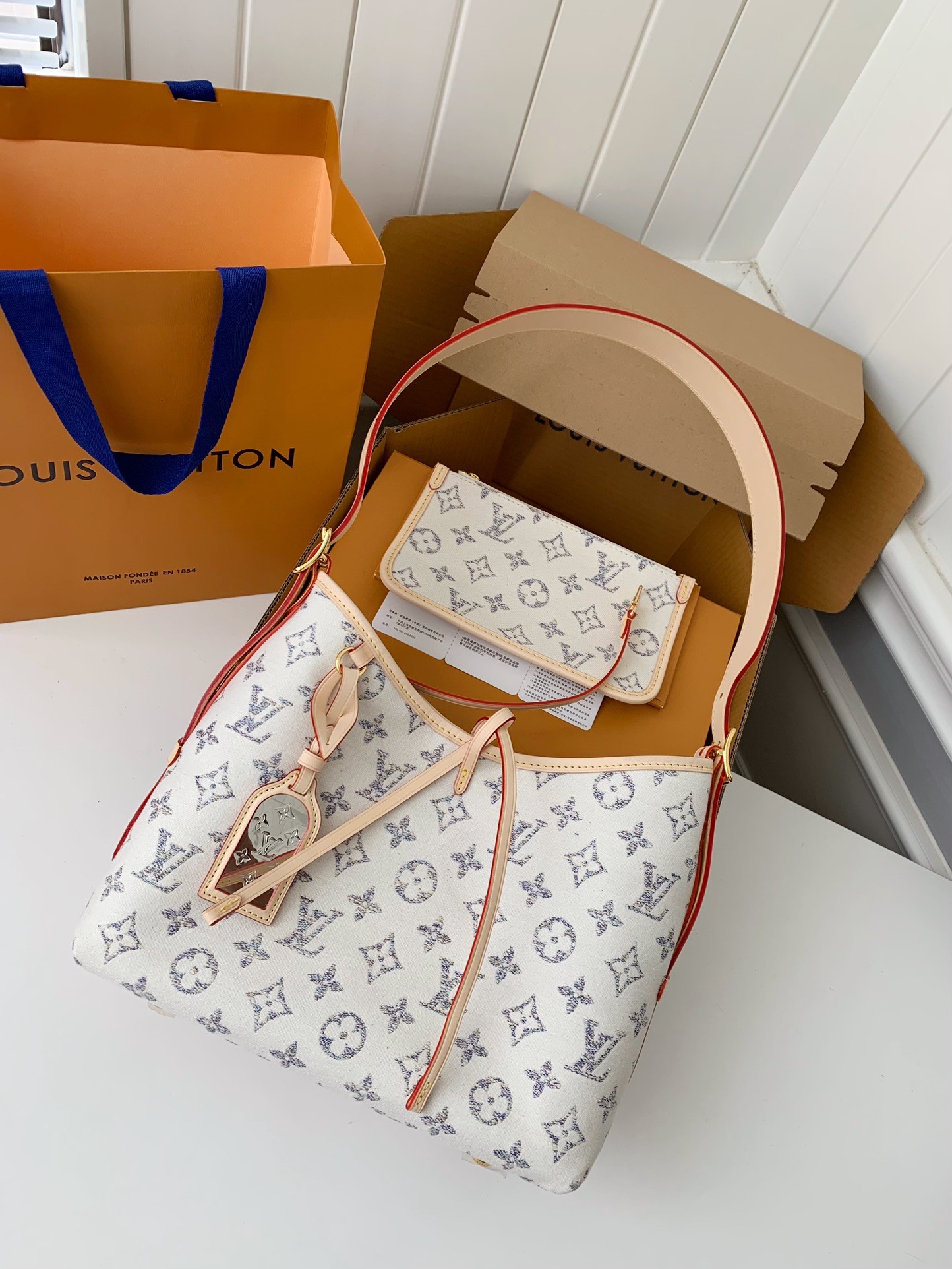 LV Carryall small handbag M24707  Size：29*24*12cm