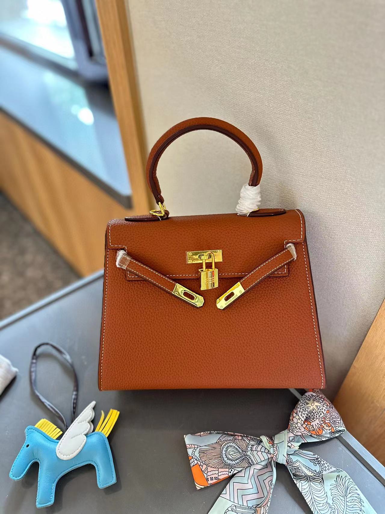 4 Colors 9.8″ Handbag with lock BB-921142
