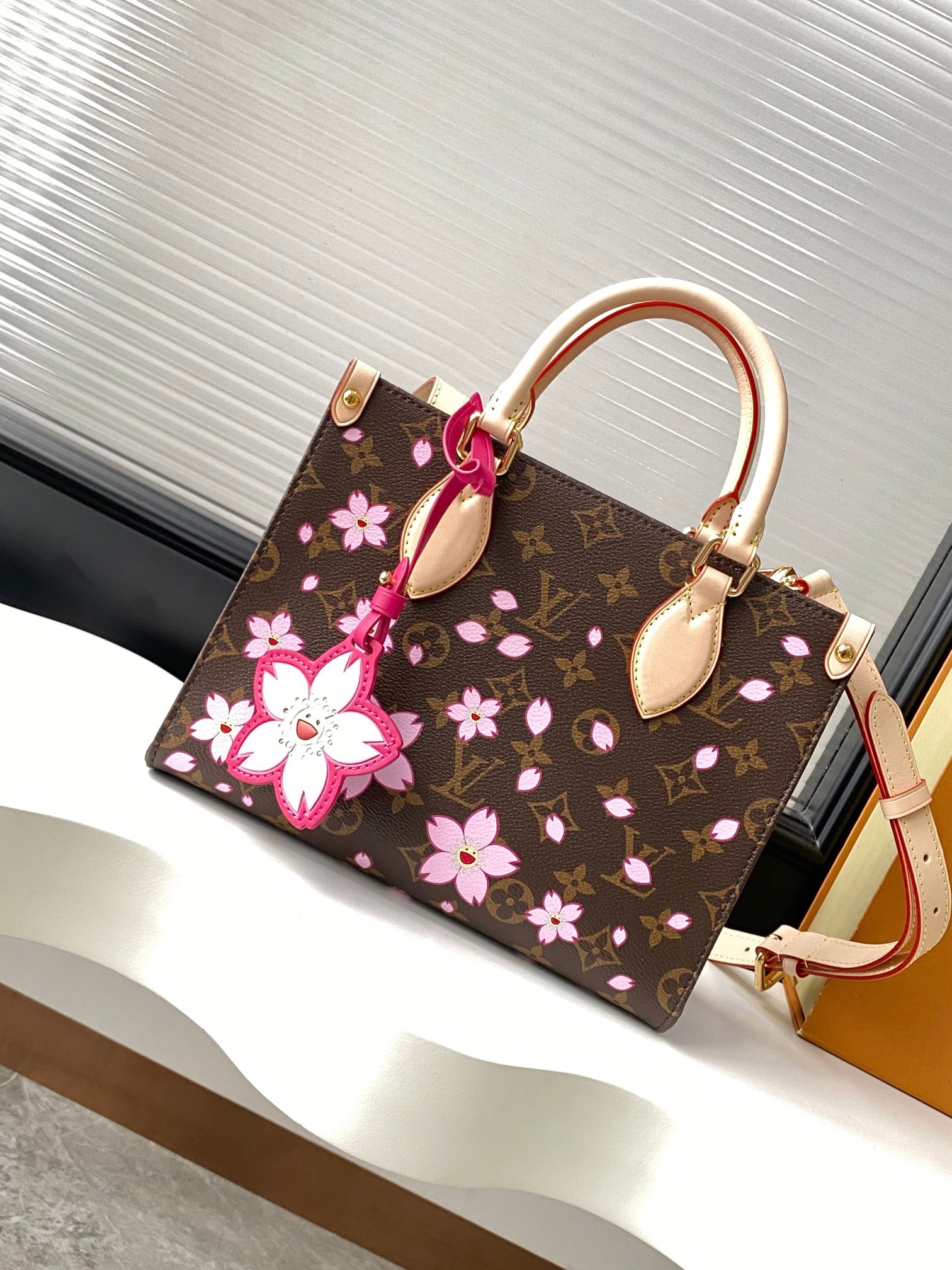 LV ONTHEGO 25x19x11.5cm
