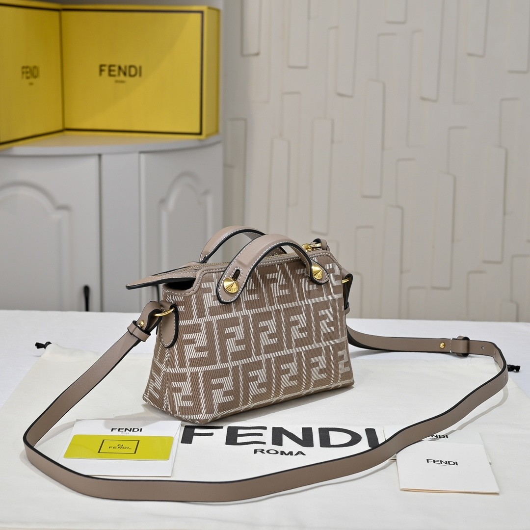 FD Handbag Size:20x15x10cm