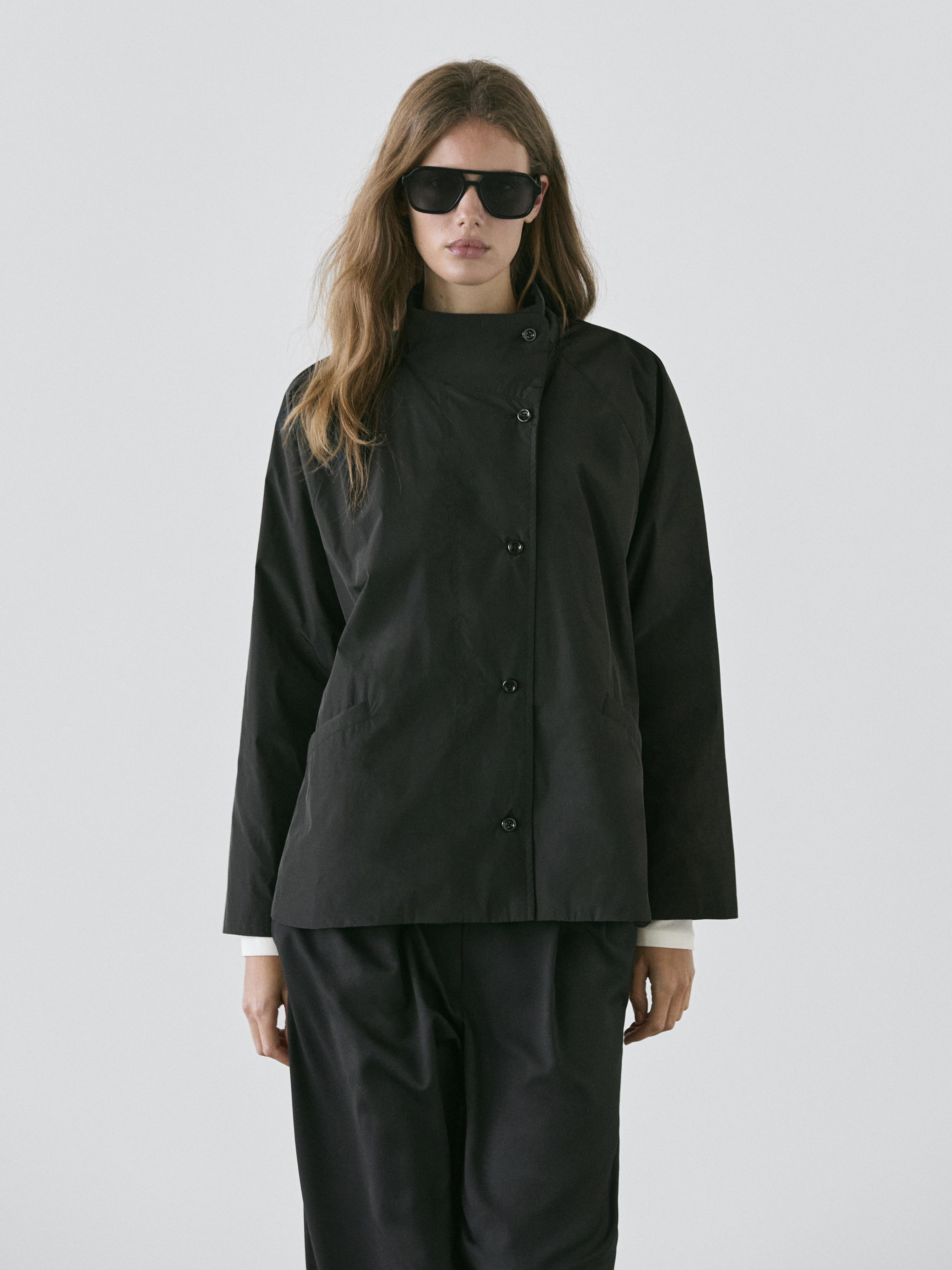 Parka corta acolchada detalle cuello