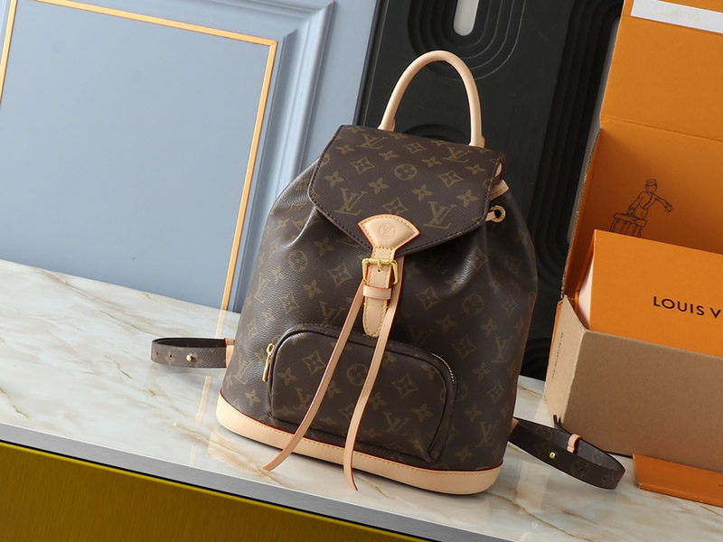 Big 13.8″x15.0″x8.3″ Medium 11.0″x11.8″x7.1″ Small 9.4″x9.8″x4.7″ Leather Backpack With magnetic snap Adjustable Straps BB-921446