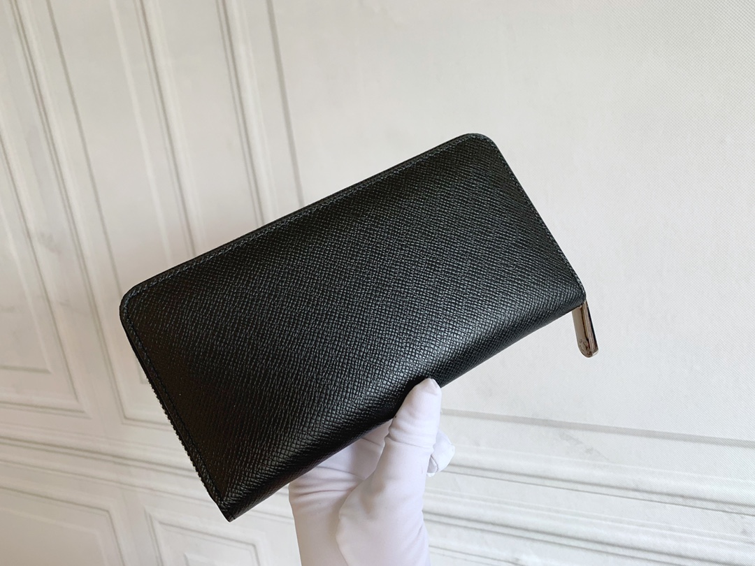 Q07：Louis Vuitton Zippy Wallet in Taiga Leather