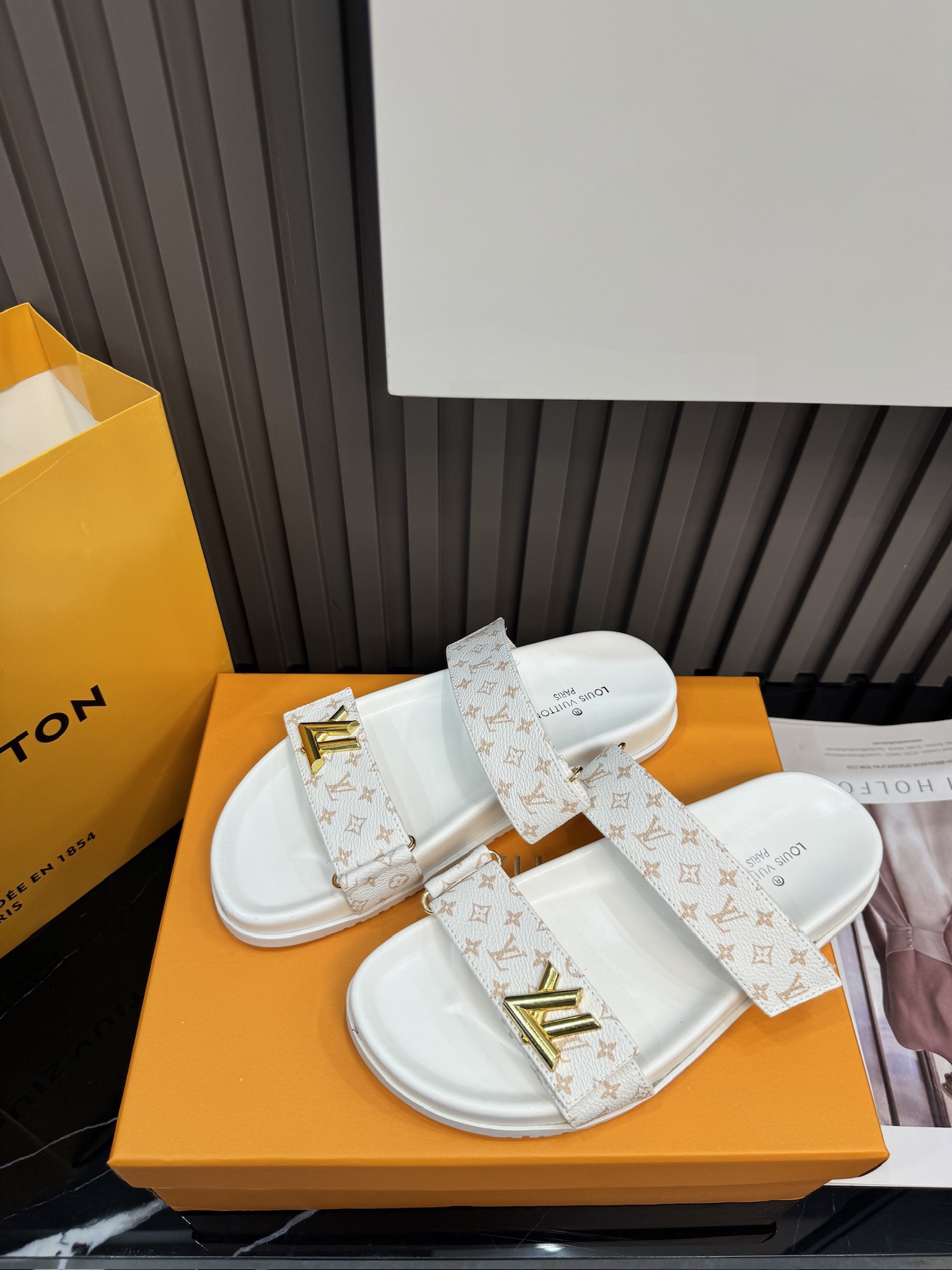 Classic WHite Leather Adjustable Straps Sandals LX-872109
