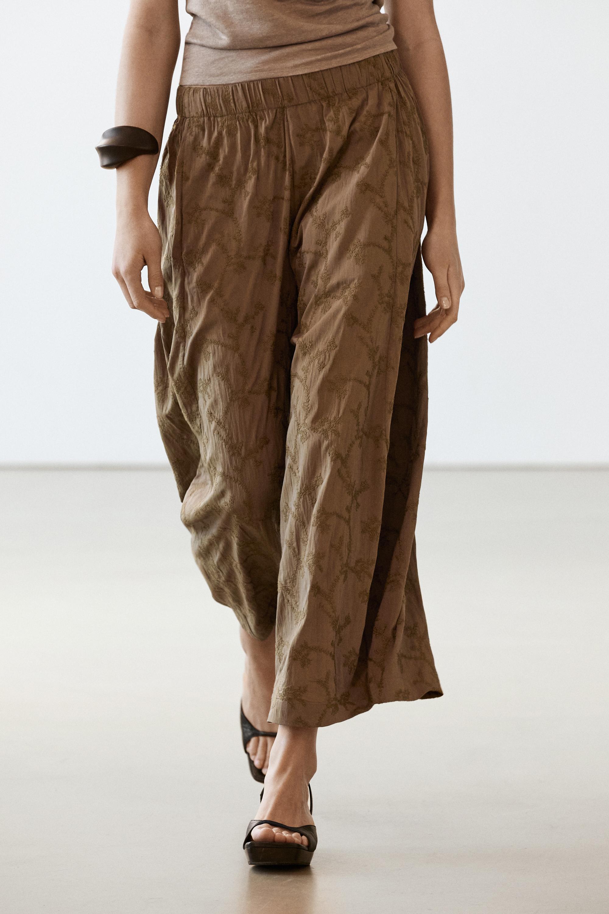Pantalón detalle bordado cintura elástica