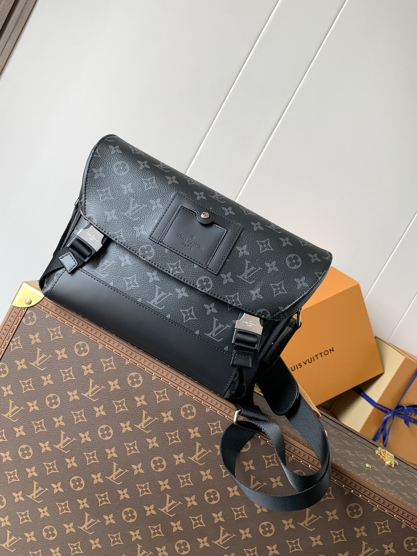 LV Messenger Bags M40511 32x23x9cm