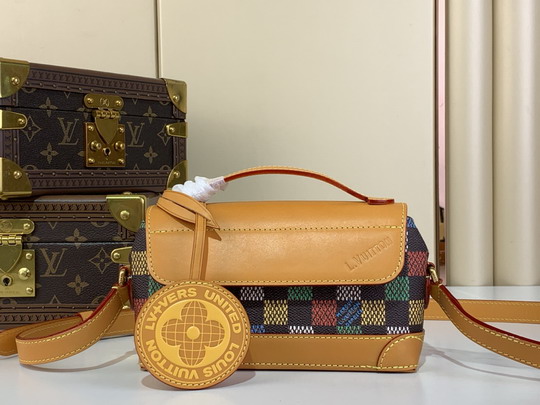 LV Shoulder bag Size：20x11x5cm