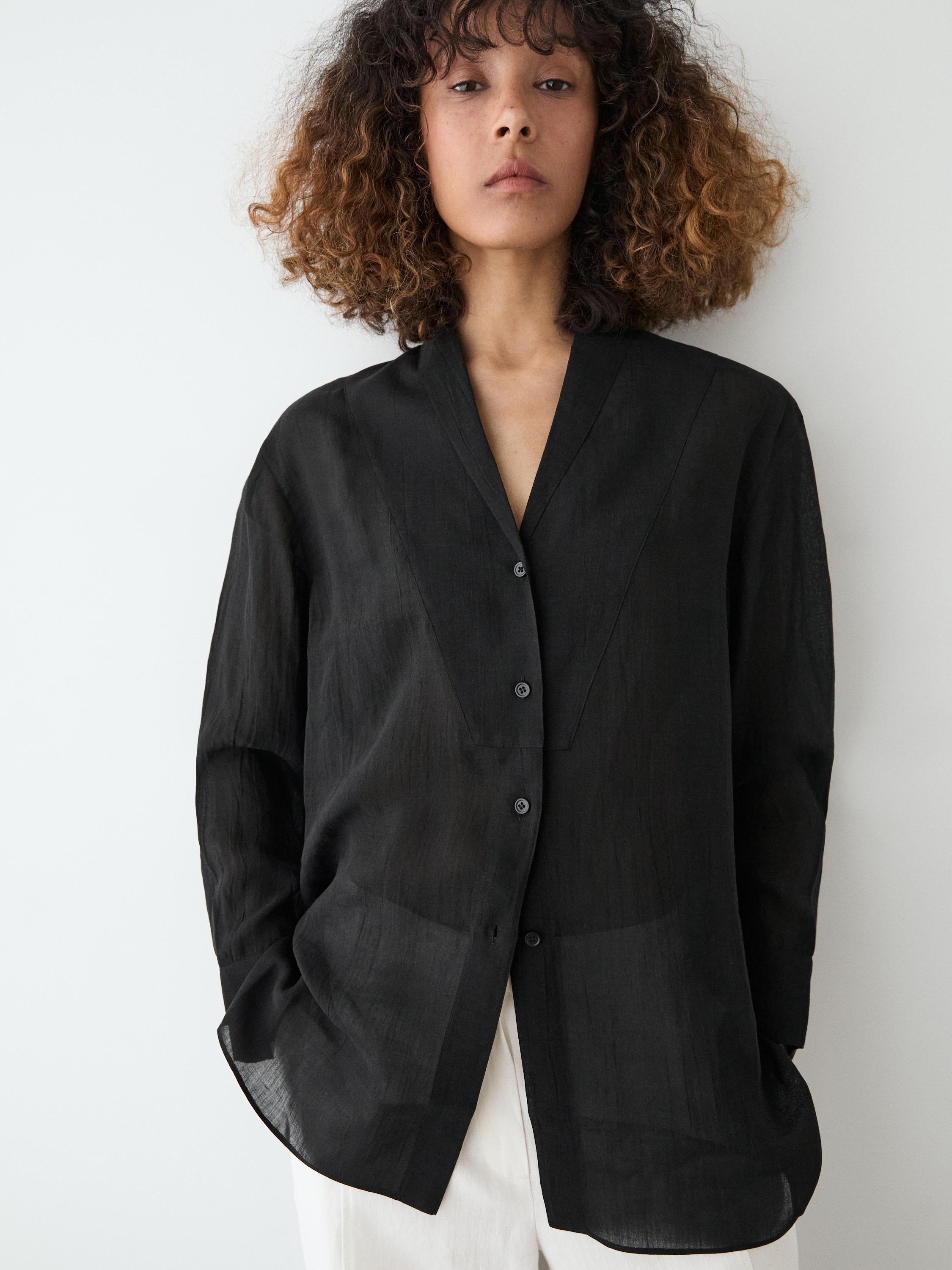 Camisa fluida semitransparente detalle pechera