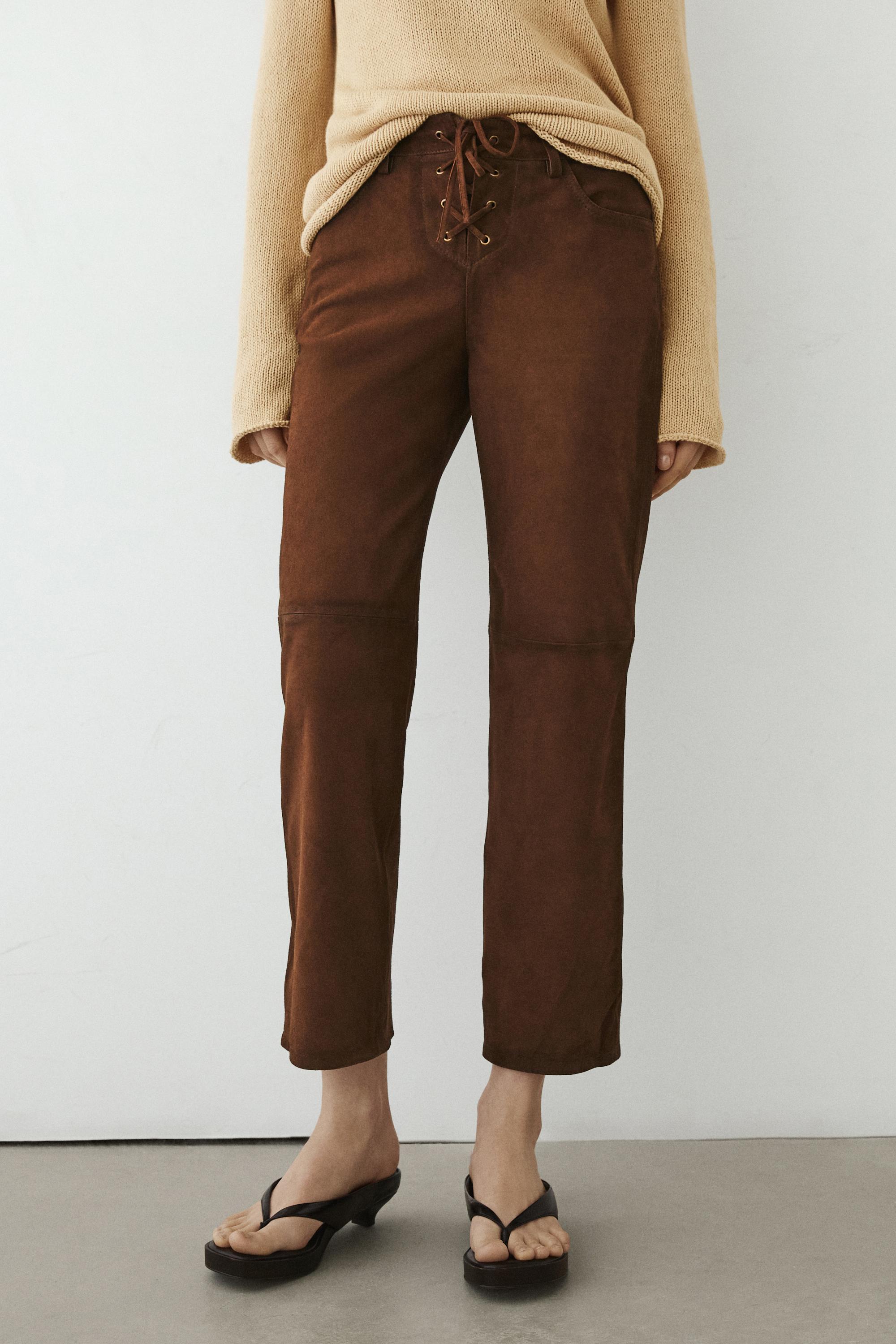 Pantalón cropped detalle cordones piel ante