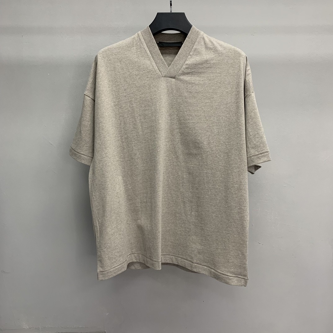 BLCG Cloud Series v-neck T-shirt