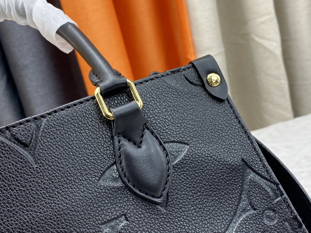 Woman’s Handbag with Adjustable strap 13.4″x10.2″x5.1″ BB-918000100070