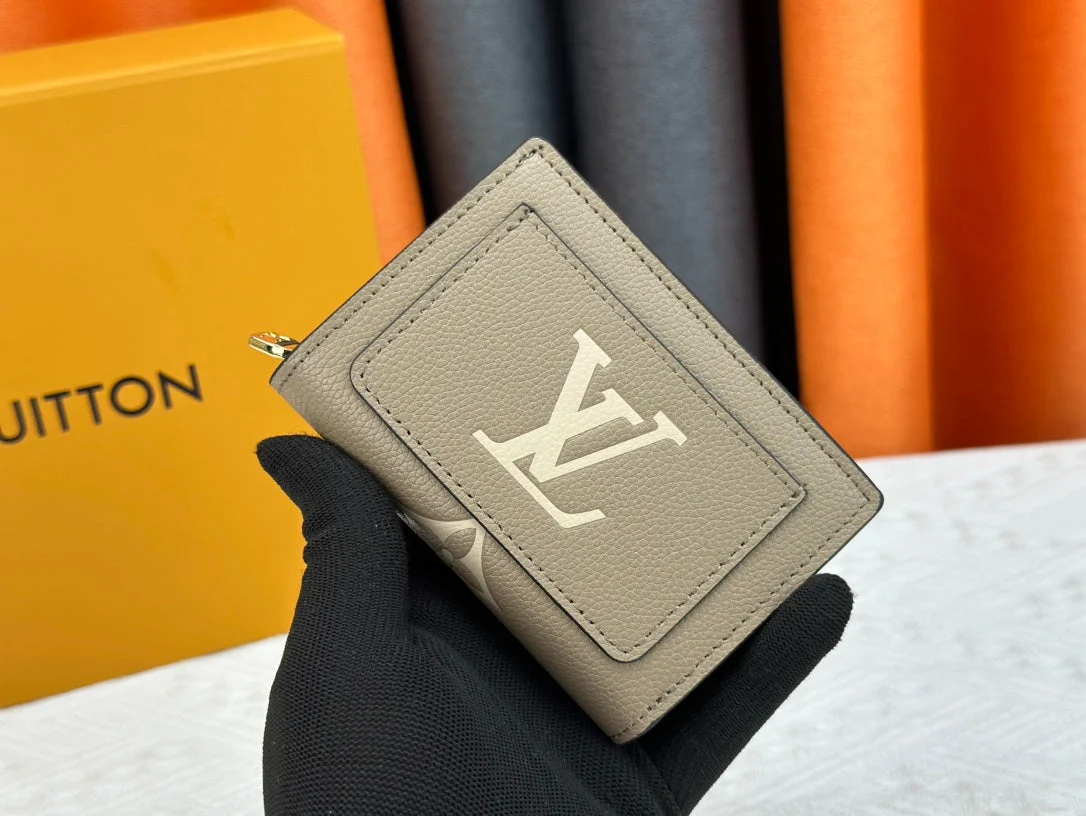 [Louis Vuitton] Mini wallet with excellent storage capacity and a luxurious embossed finish.