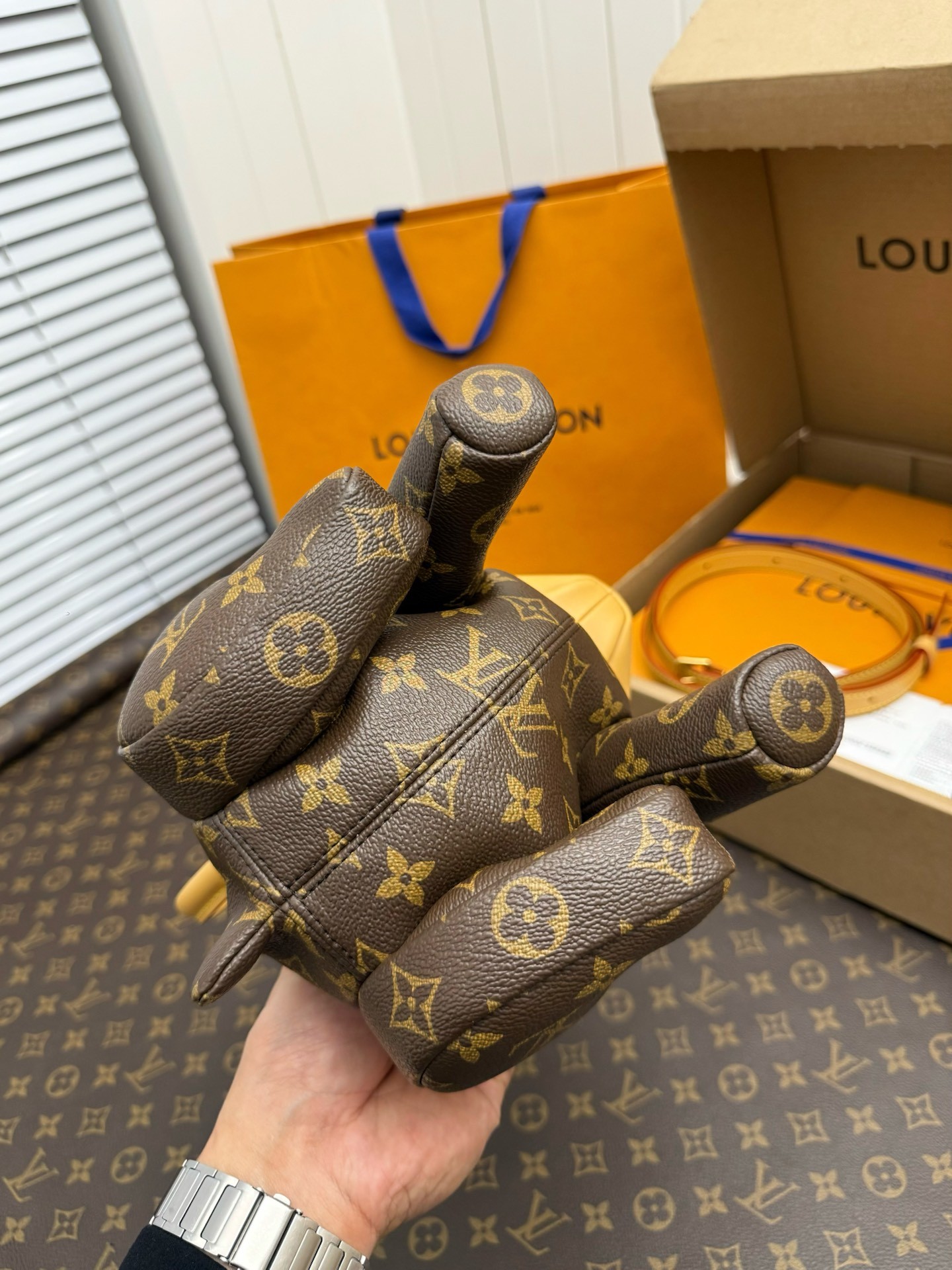 LV's new season POOCH BAG handbag M12617