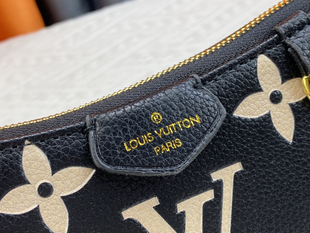 Woman’s handbag with straps 7.5″x4.5″x1.2″ BB-9180001000695