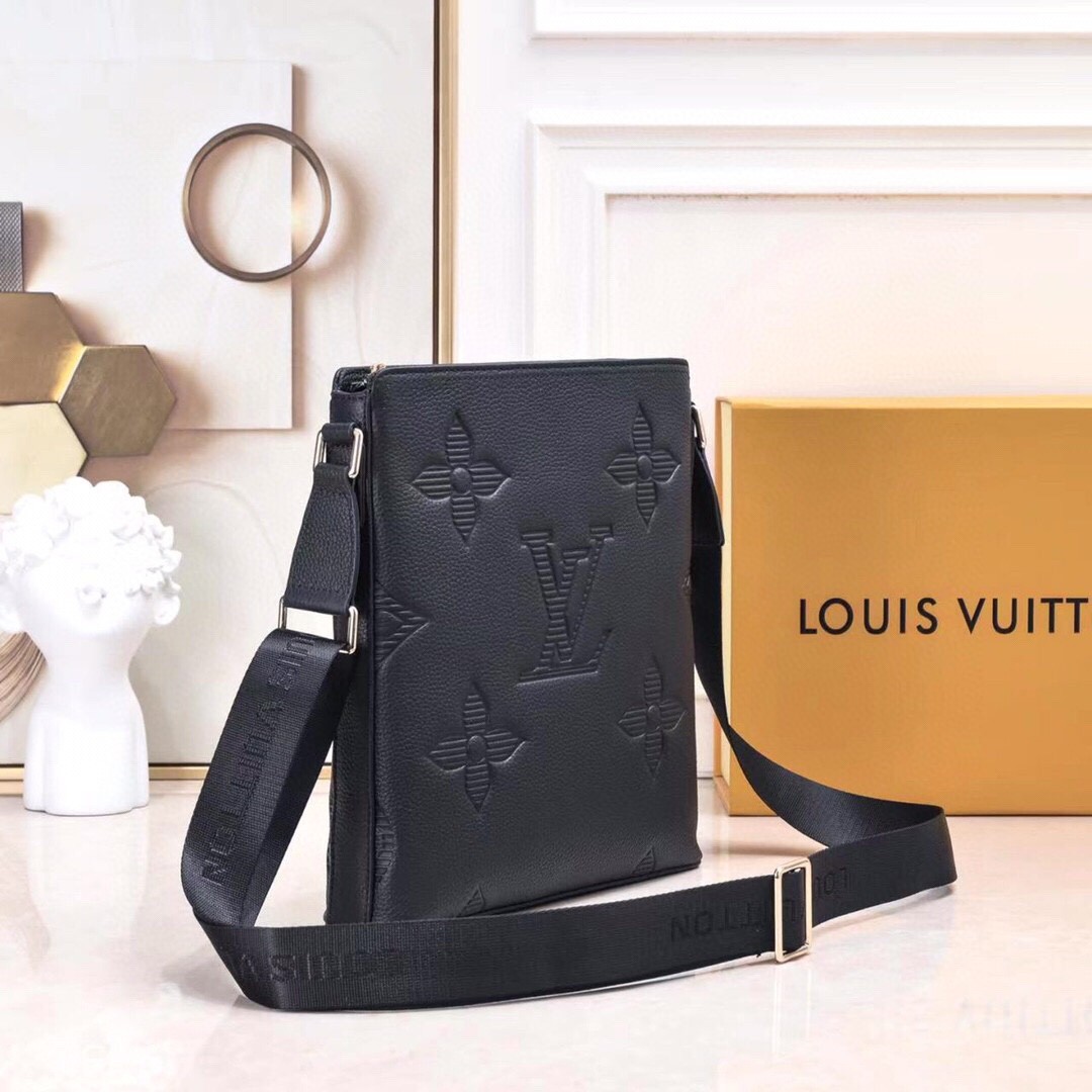 LV Messenger Bags Size：28x26x5.5cm