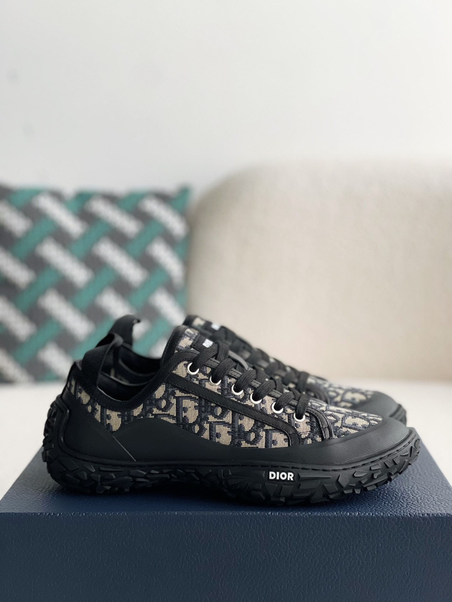 DR B28 low-top sneakers