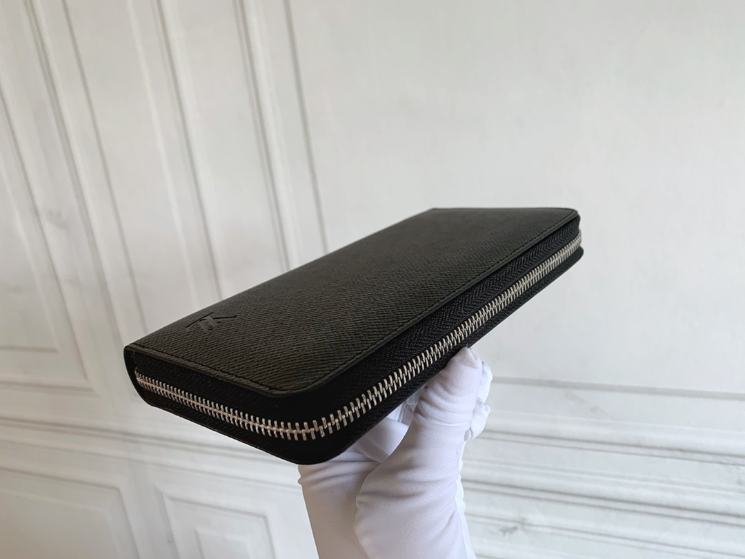 Q07：Louis Vuitton Zippy Wallet in Taiga Leather