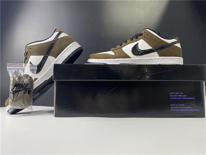 NK SB Dunk Low White Black Trail End Brown 304292-102