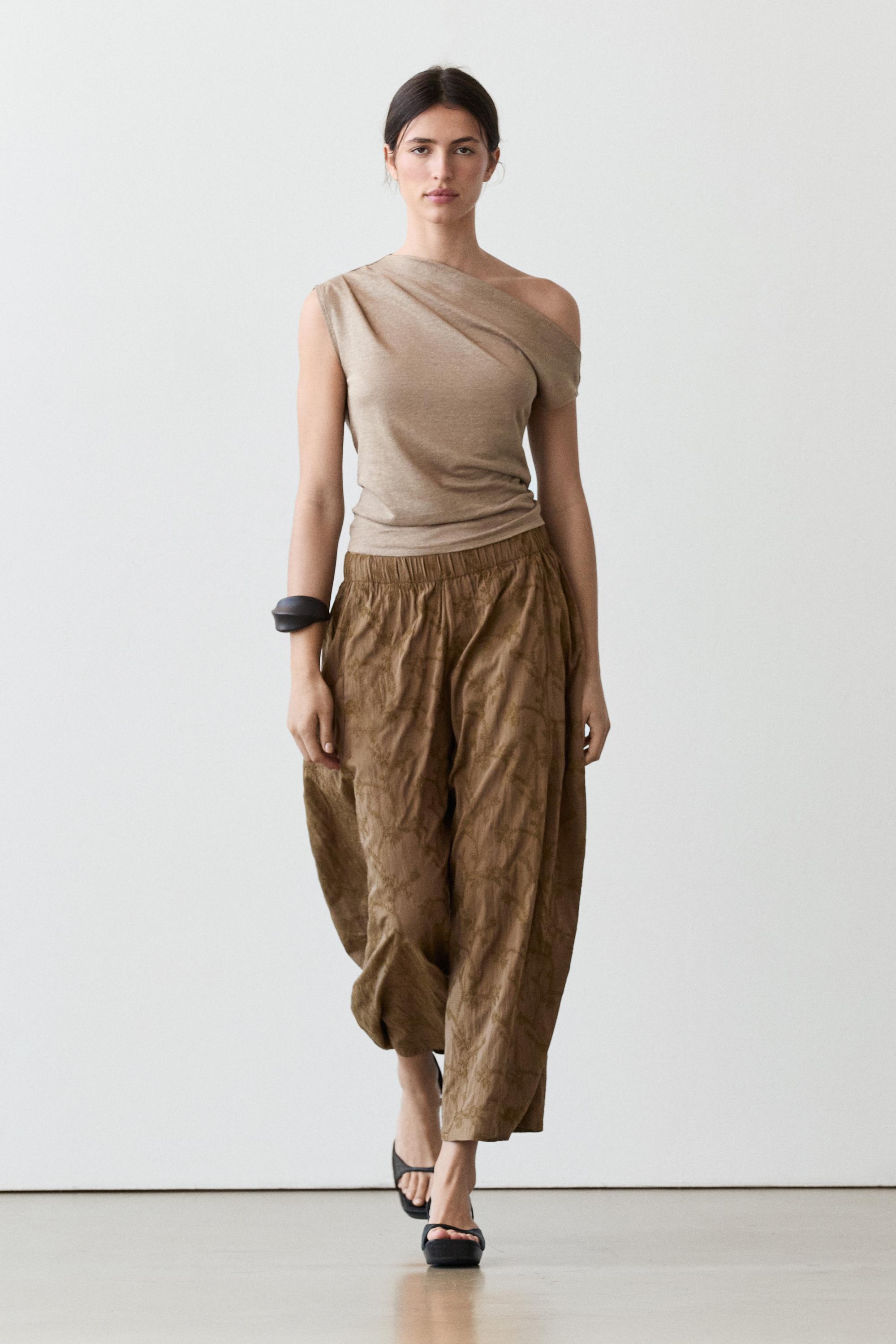 Pantalón detalle bordado cintura elástica