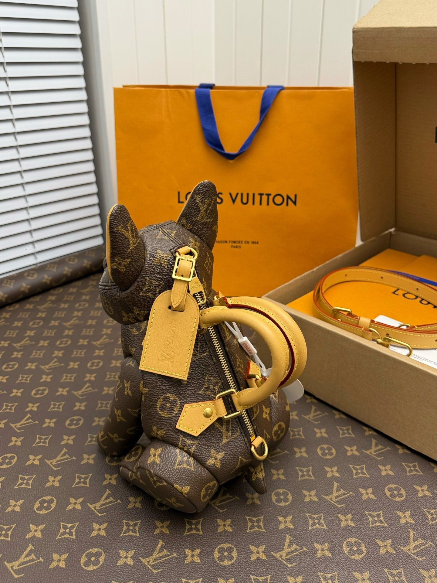 LV's new season POOCH BAG handbag M12617