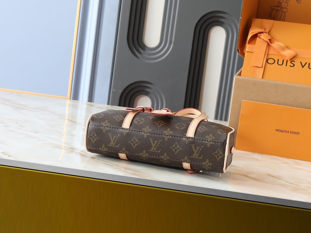 LV Hang On M47031 26x11.5x6.5cm