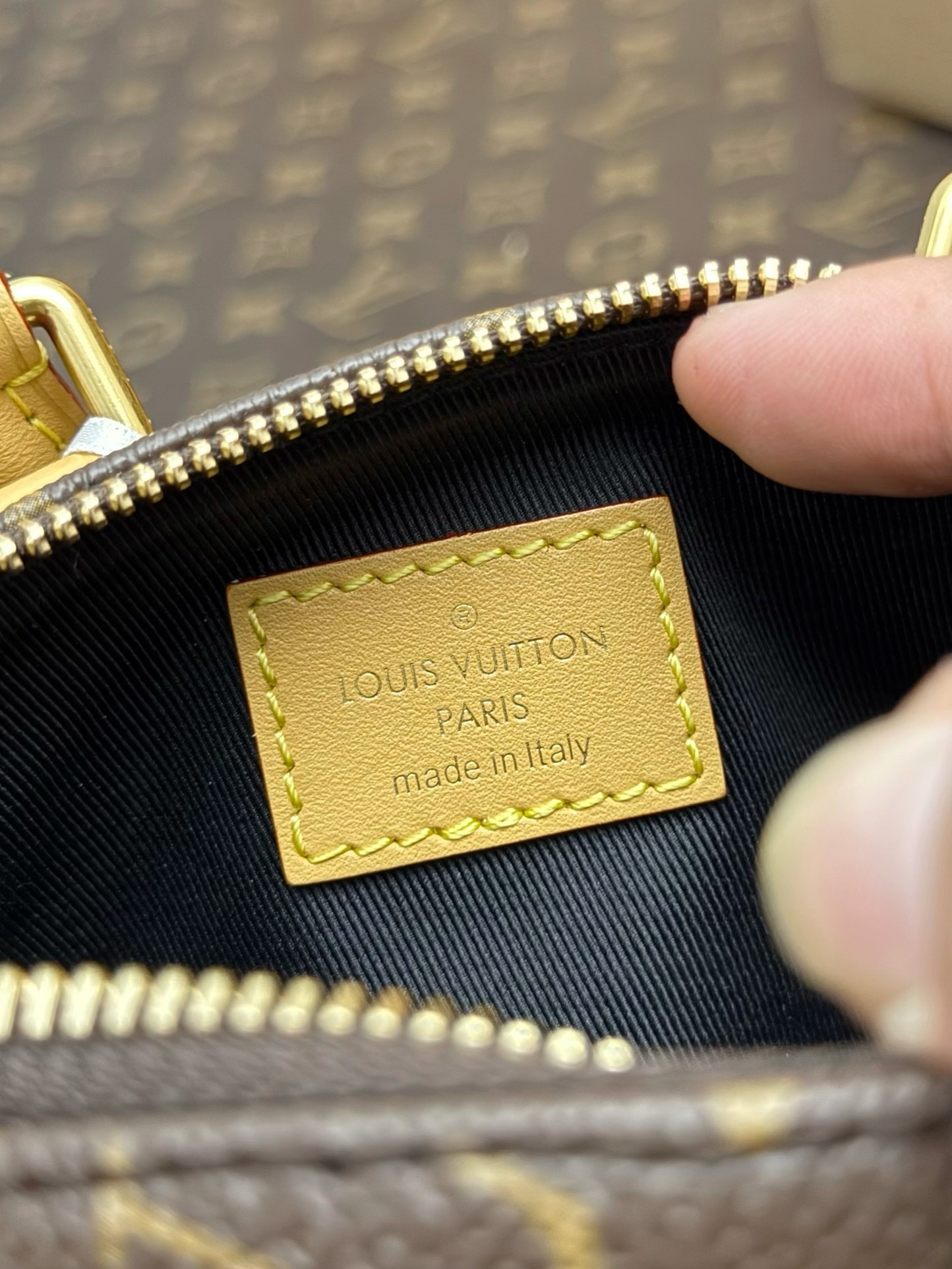 LV's new season POOCH BAG handbag M12617
