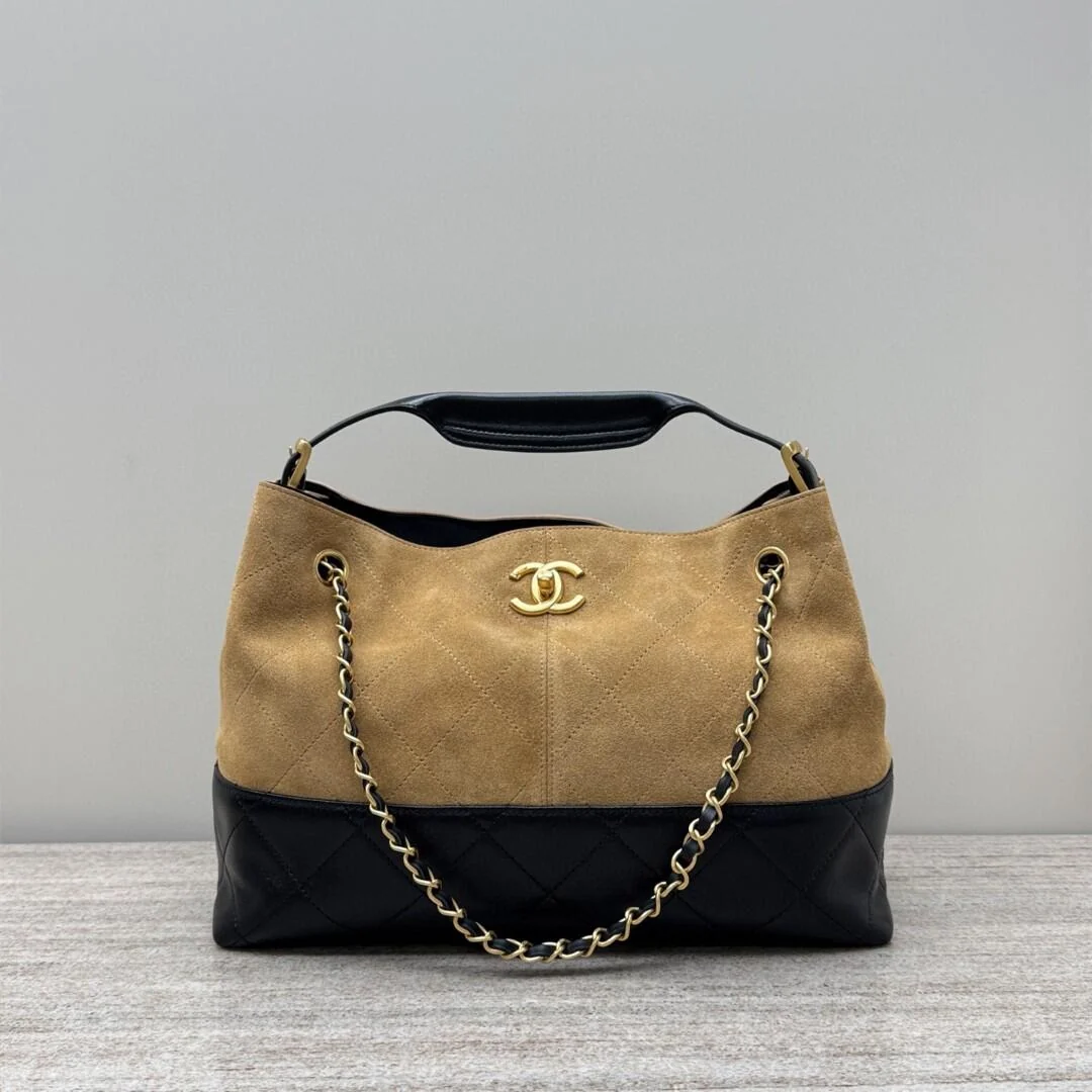 【Chanel】★Perfect for autumn/winter outfits★HOBO bag★25A limited edition