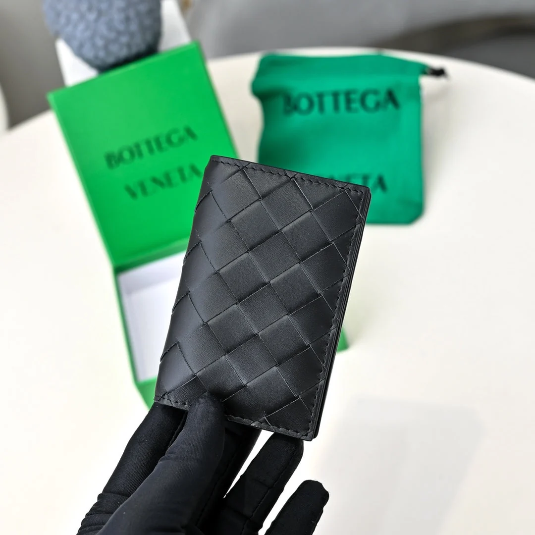 【Bottega Veneta】A practical and exquisitely designed small wallet perfect for spring and summer.