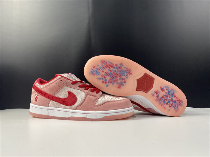 NK SB Dunk Low StrangeLove Skateboards CT2552-800