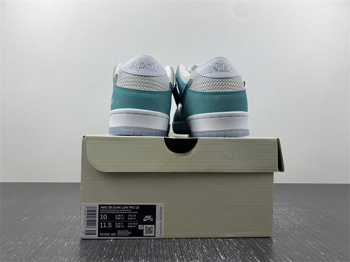 NK SB Dunk Low April Skateboards FD2562-400