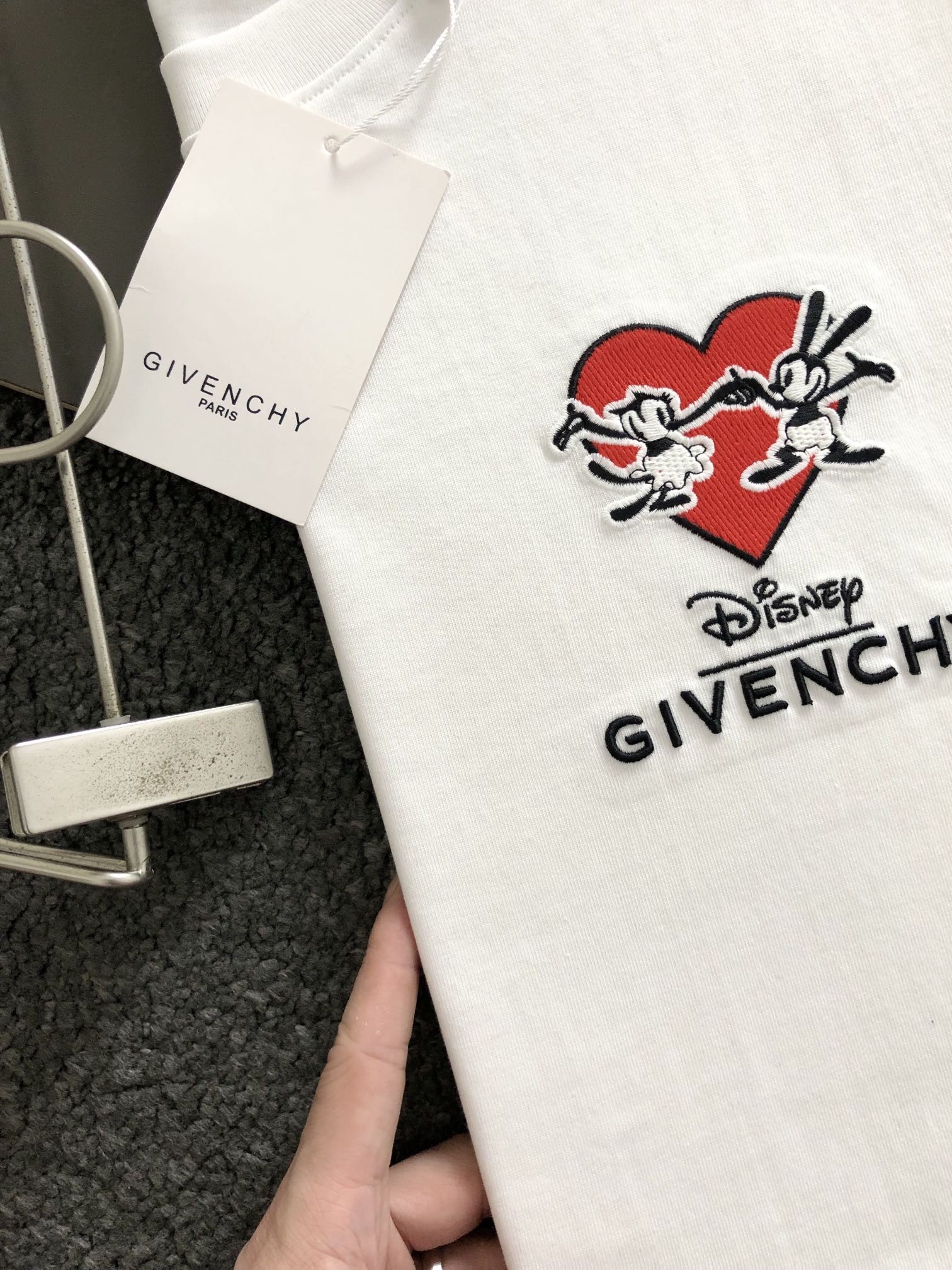 GVC Cartoon embroidery classic logo of love t-shirt