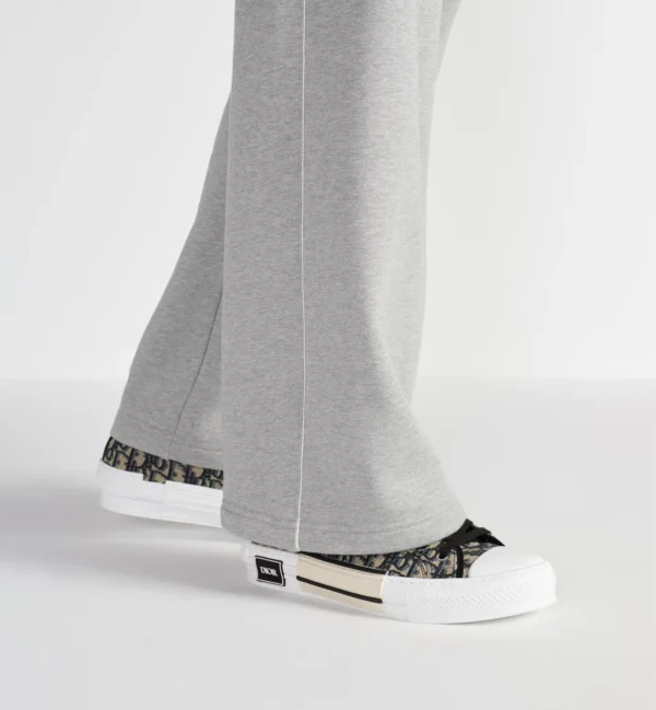 DR B23 League Low-Top Sneaker