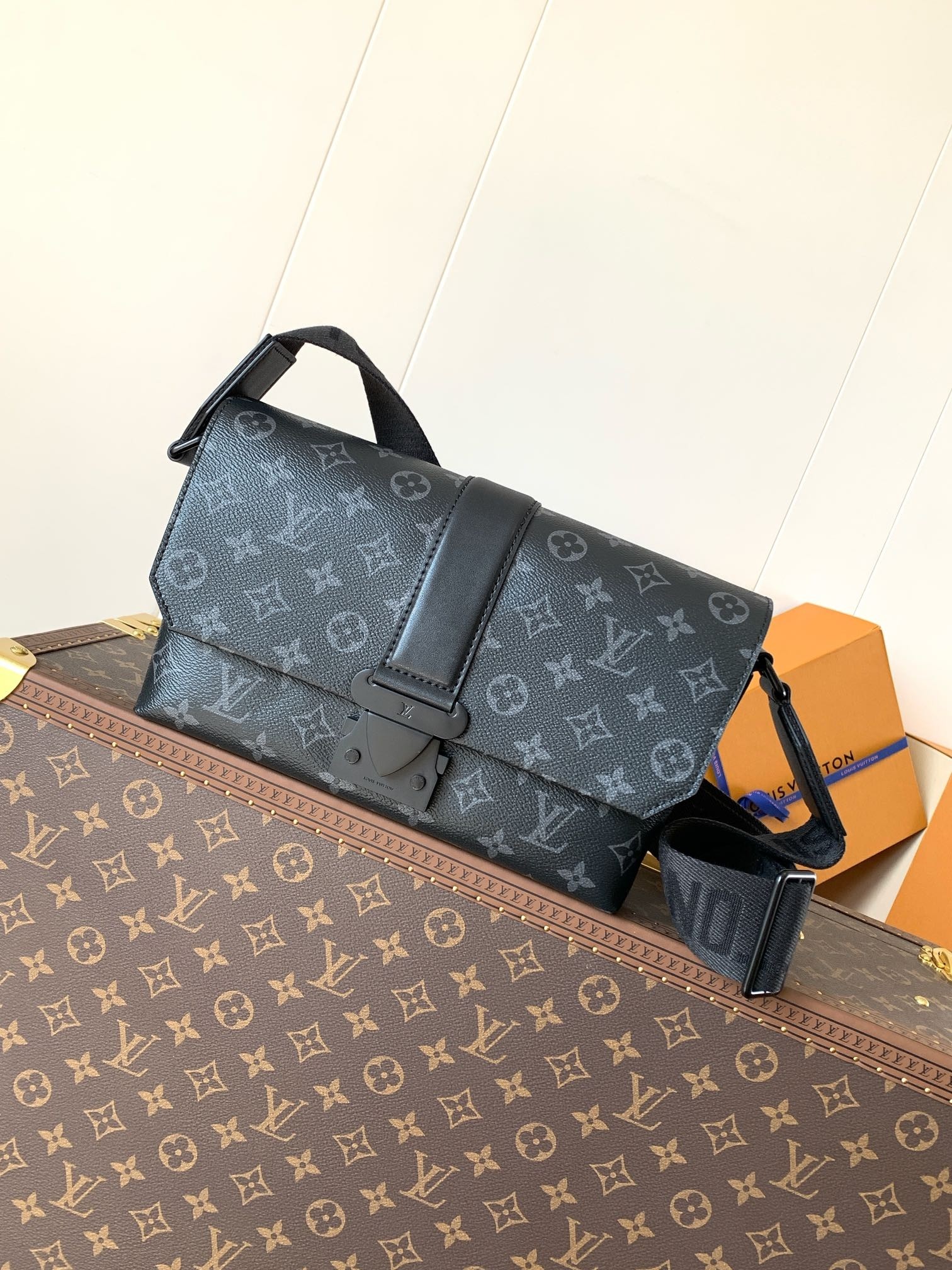 LV Messenger Bags N46794 28x16x10cm