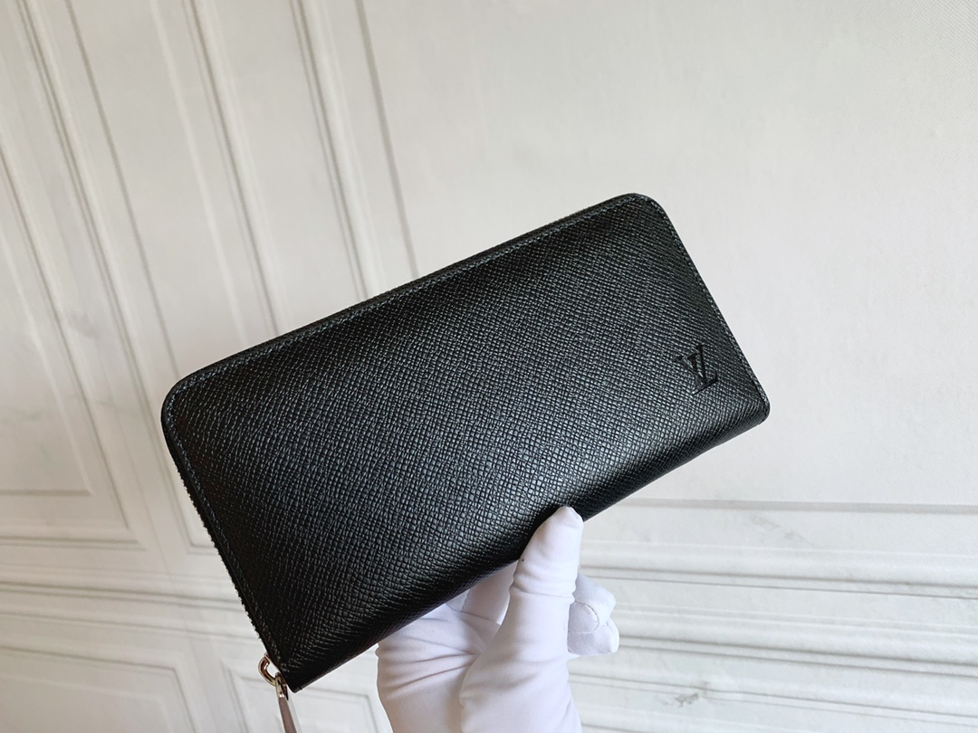 Q07：Louis Vuitton Zippy Wallet in Taiga Leather