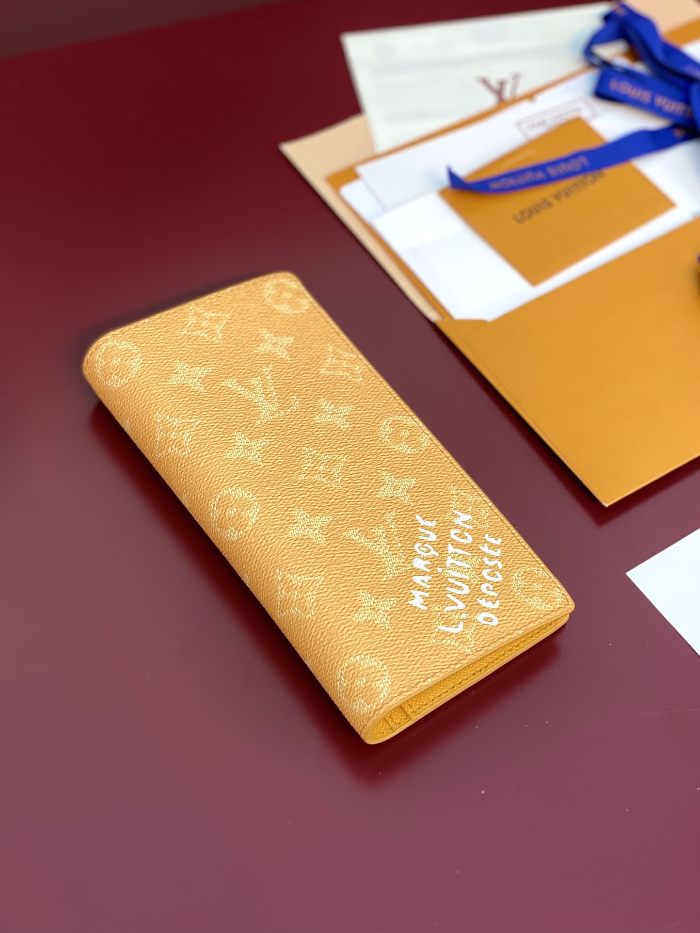 [Louis Vuitton] Multi-purpose long wallet with card and business card holder. A must-have this season! Available in 2 colors.