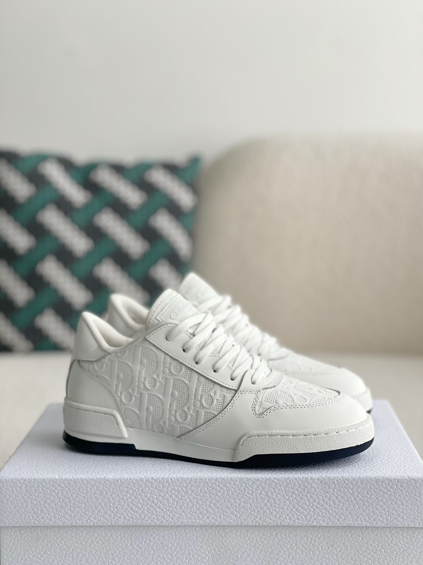 DR  Sneakers