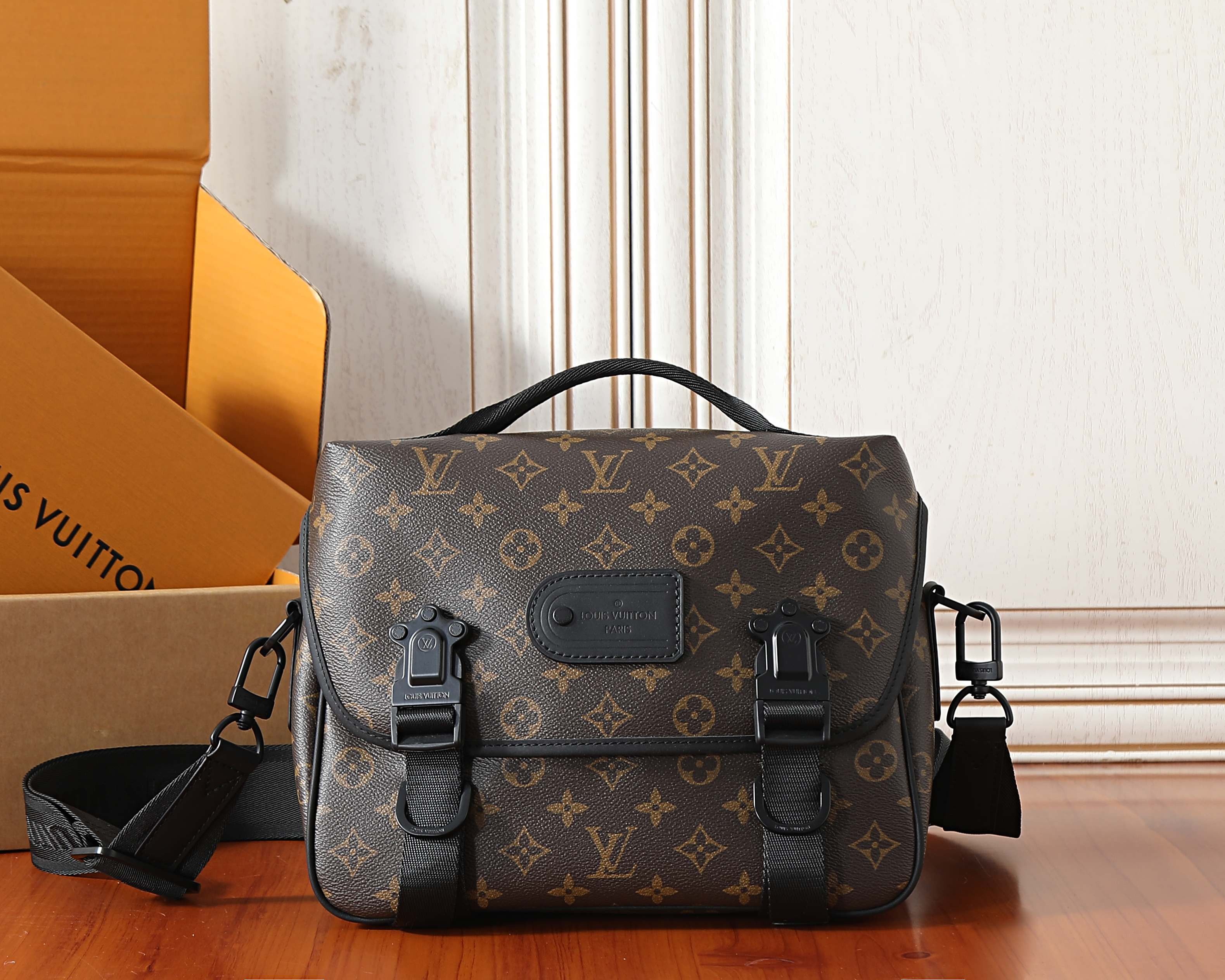 LV Trail Messenger Bags M46972 Size：31x22x11cm