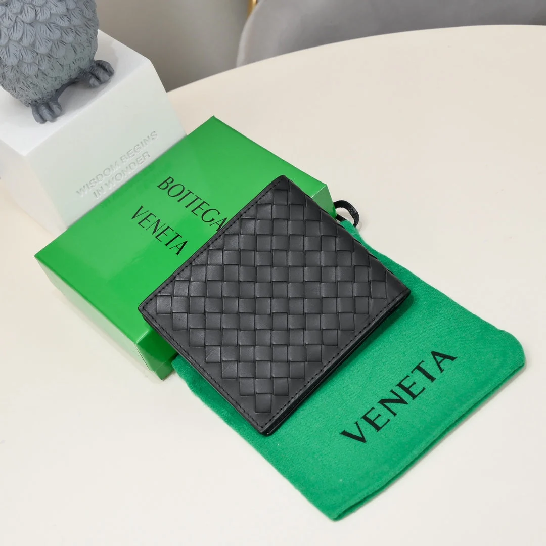 【Bottega Veneta】A practical and exquisite short wallet in three colors, perfect for spring and summer.