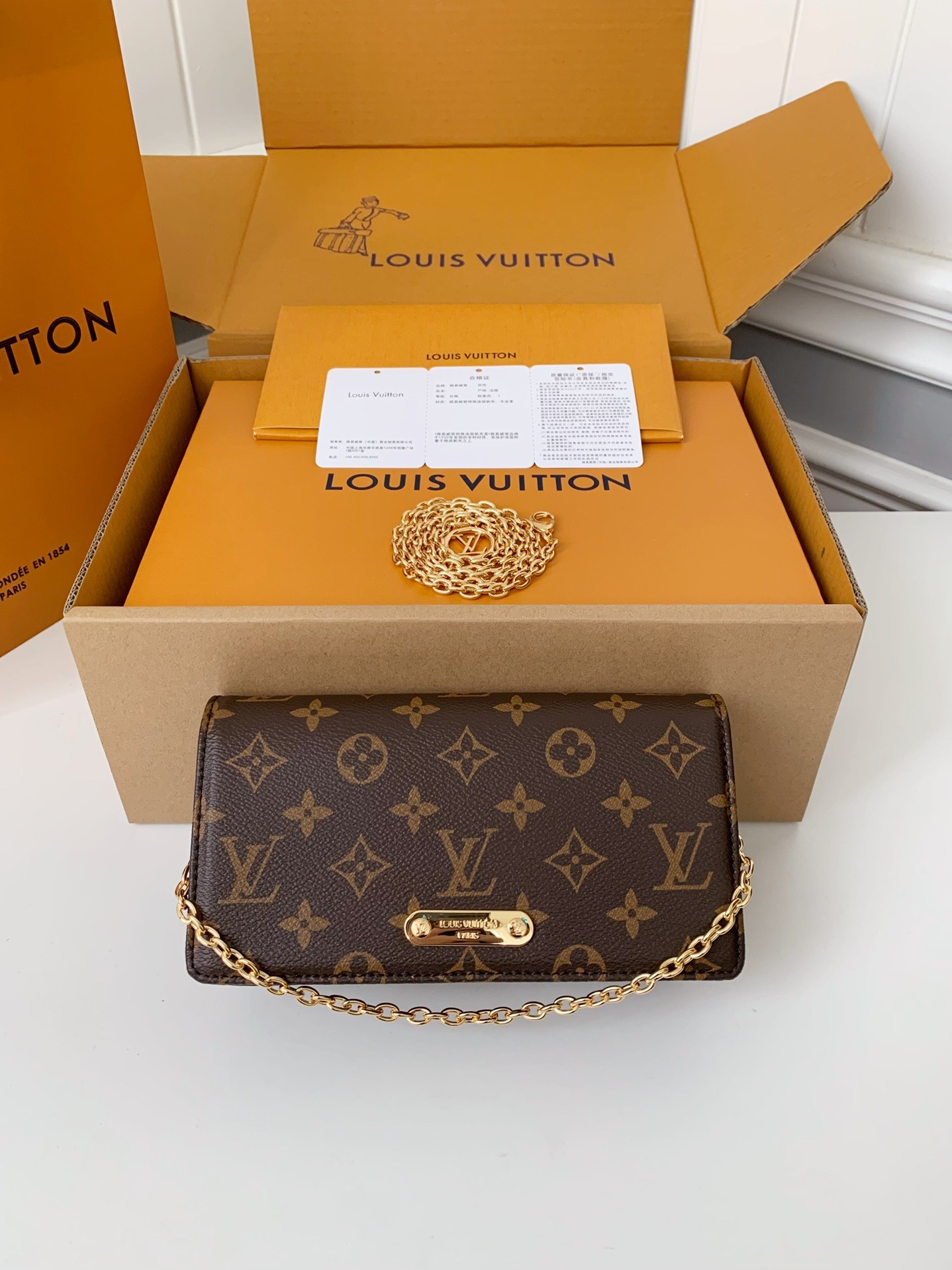 LV WALLET ON CHAIN LILY  M82509 size：20.7*10.2*3.5cm