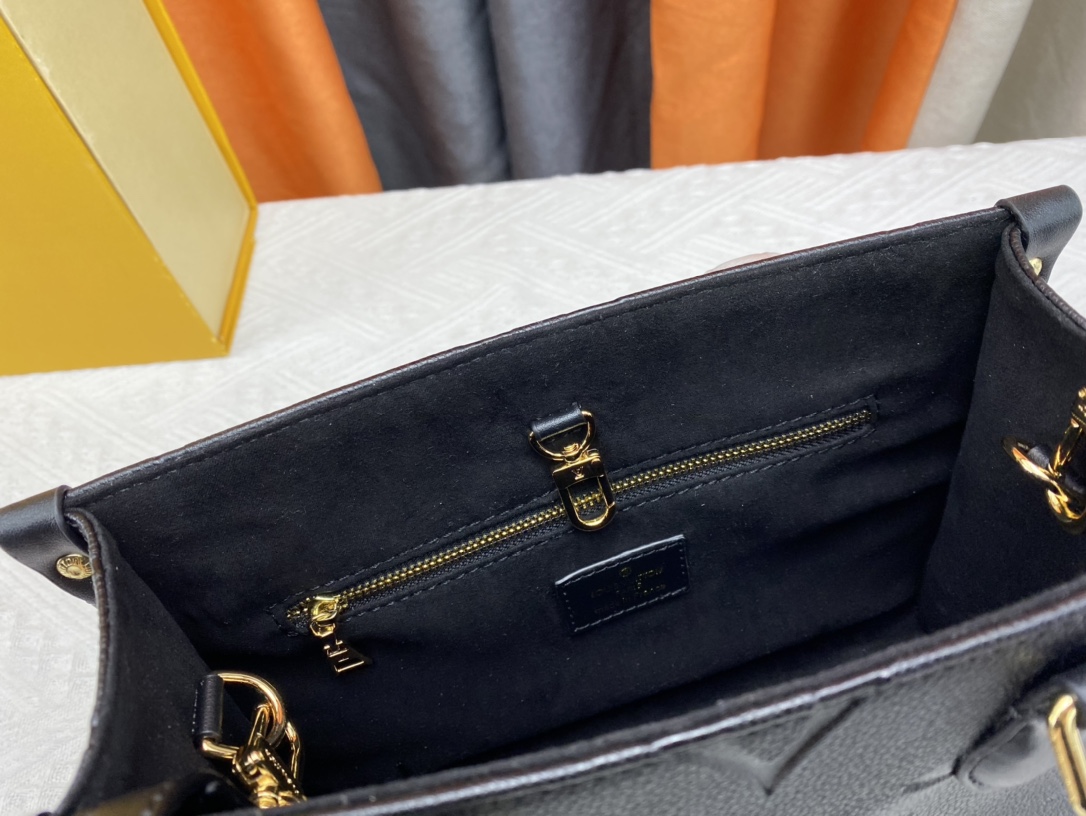 Woman’s Handbag with Adjustable strap 13.4″x10.2″x5.1″ BB-918000100070