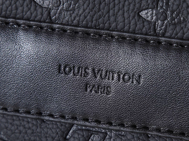 LOUIS VUITTON M28324 Christopher Messenger