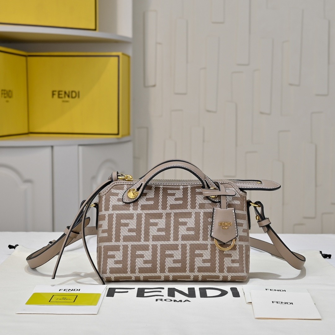 FD Handbag Size:20x15x10cm
