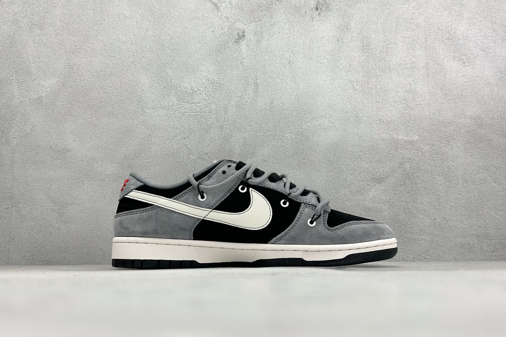 NK SB Dunk Low x Supreme JP2026-101