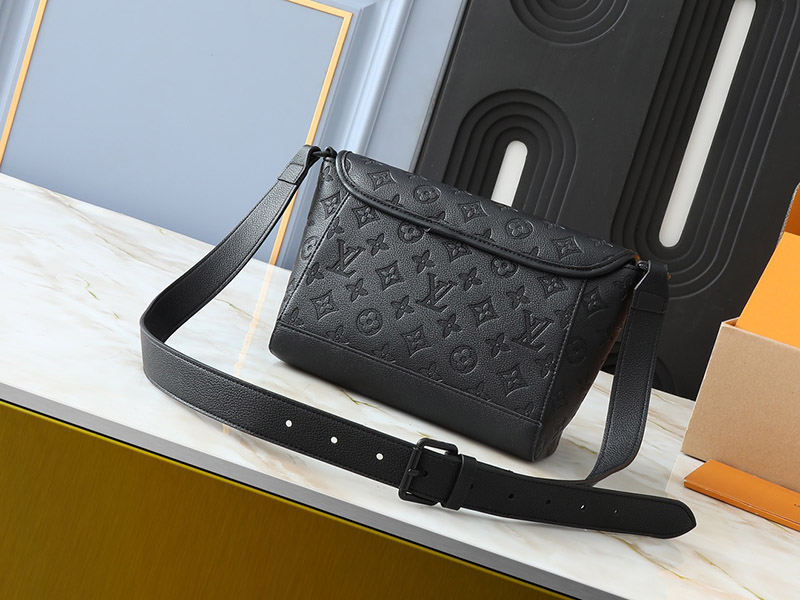 Black Leather Size 10.2″x6.7″x4.3″ Adjustable Strap magnetic snap Handbag BB-921571