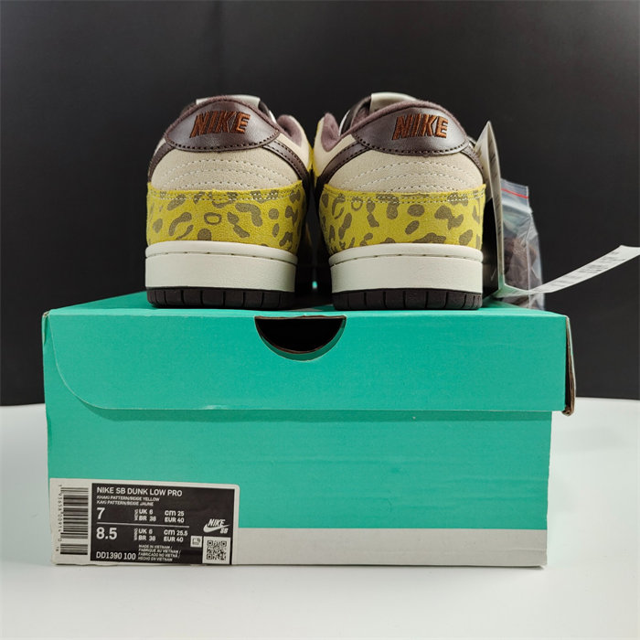NK Dunk Low PRM “Medium Curry” DD1390-100